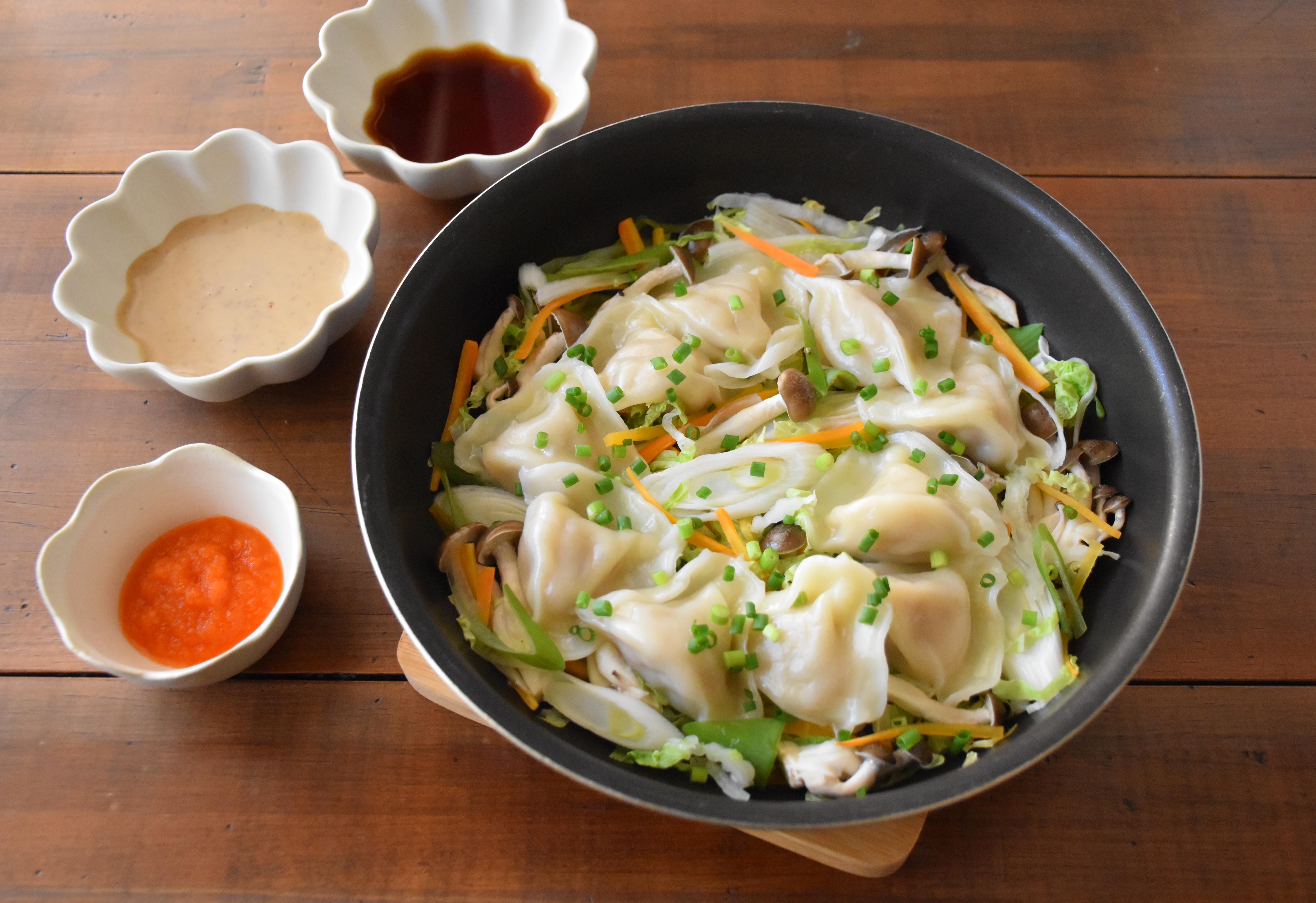 たっぷり野菜とぷるもち水餃子のフライパン蒸し