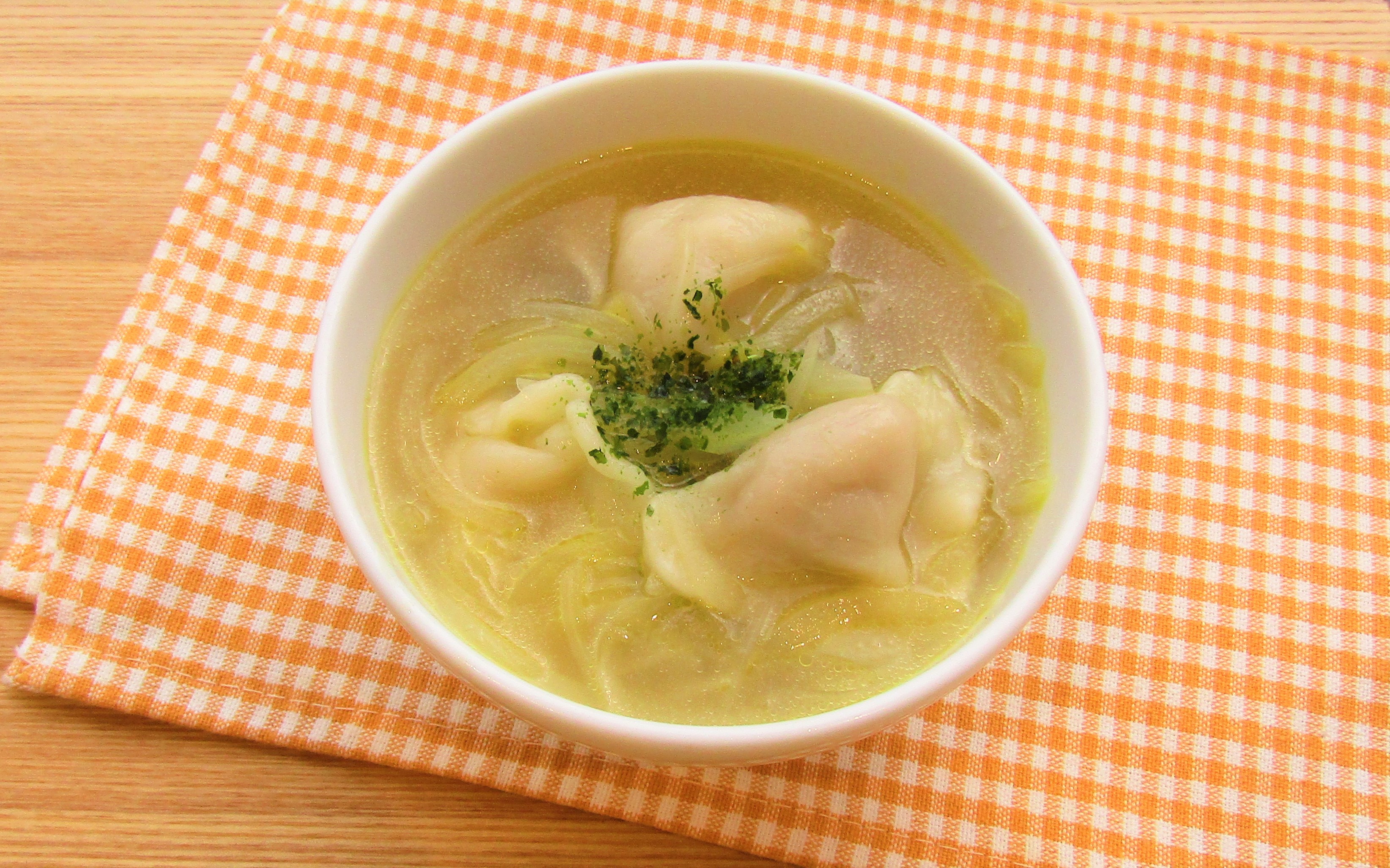 レンジで簡単！<br>ぷるもち水餃子と玉ねぎの<br>コンソメスープ