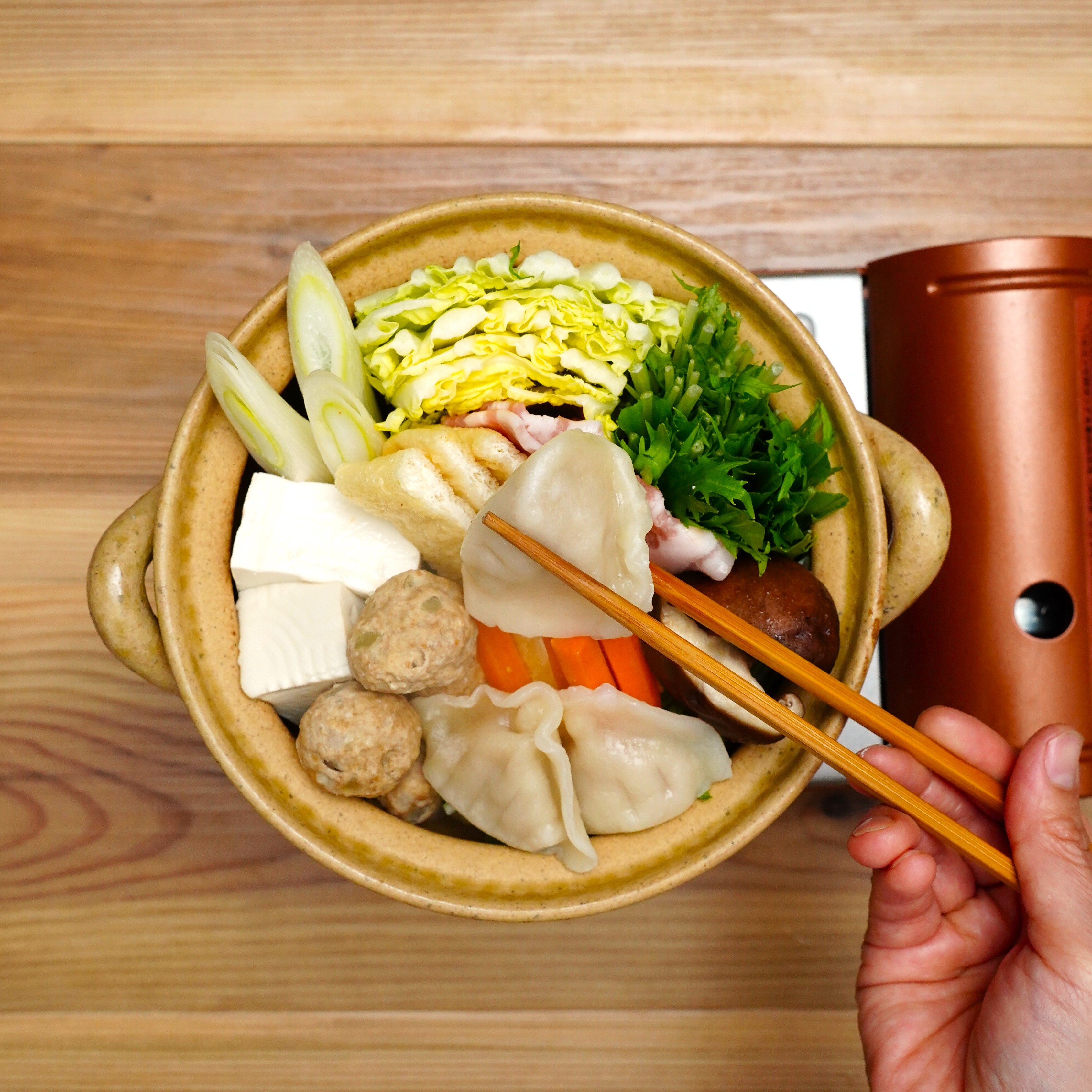 ③の鍋に、➀の野菜と凍ったままの大阪王将ぷるもち水餃子、大阪王将あったらラクチン中華風肉だんごをバランスよく入れて中火で煮立てる。