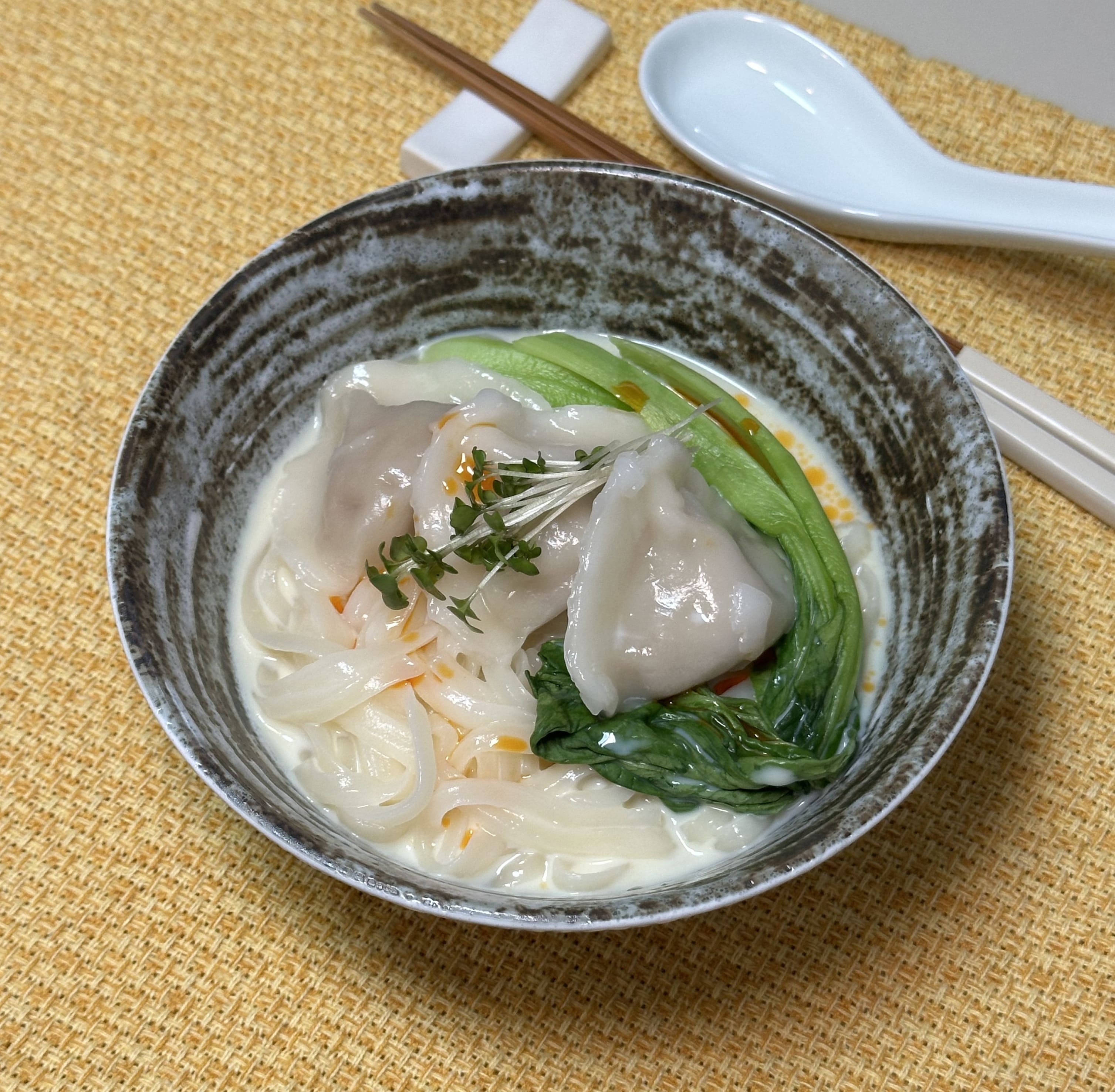 ぷるもち水餃子の 冷やし豆乳担々うどん