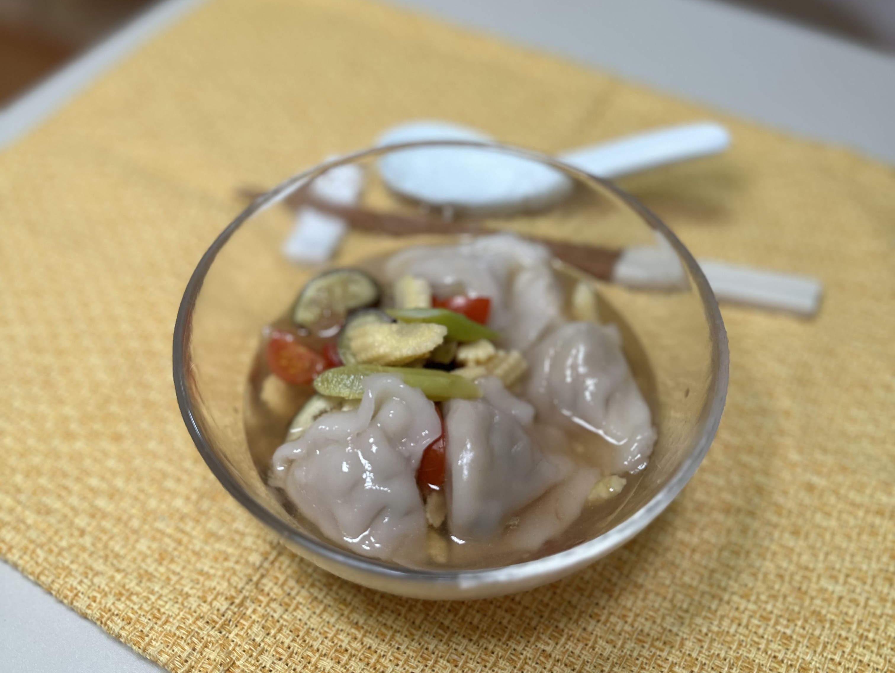 夏野菜と水餃子のひんやりスープ