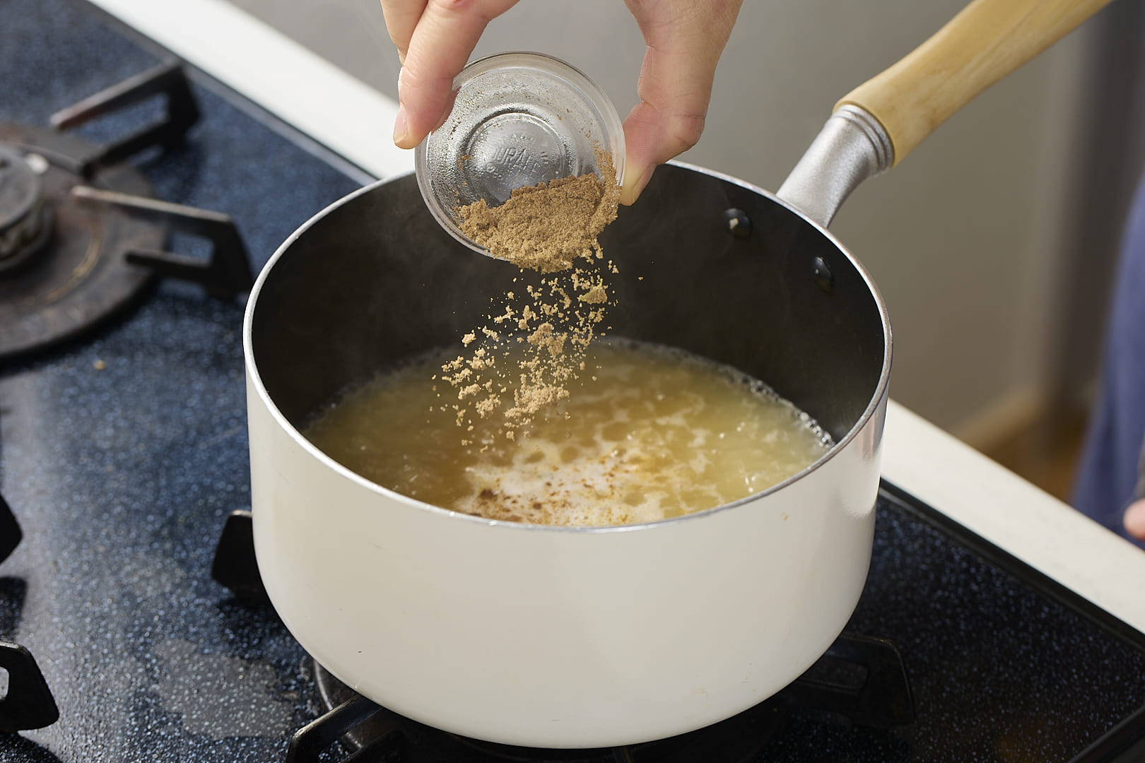 残った汁にAを加えたら、混ぜながら中火にかける。ふっとうしてきたら、片栗粉を水で溶いて加え混ぜる。