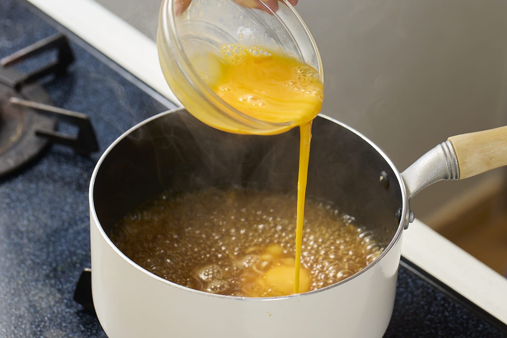 とろみがついてきたら、卵を溶いて加える。卵が固まったら器に盛り、小口ねぎをのせる。