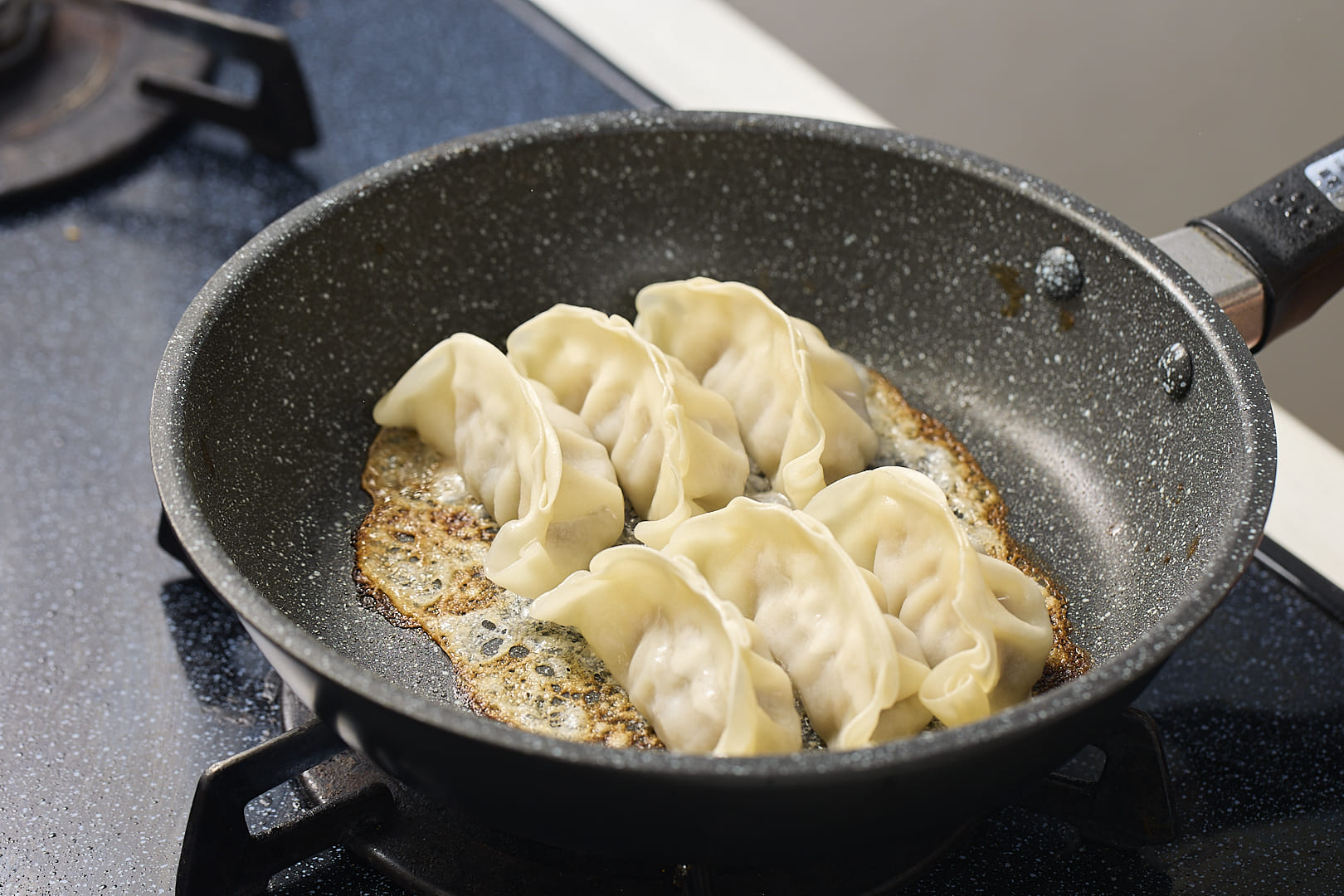 袋の表示通りスタミナ肉餃子を焼く。