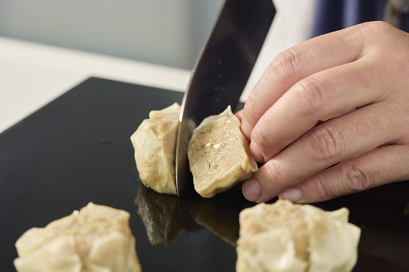 たれつき肉焼売は、600Wのレンジで2分30秒加熱し、粗熱がとれたら半分に切る。