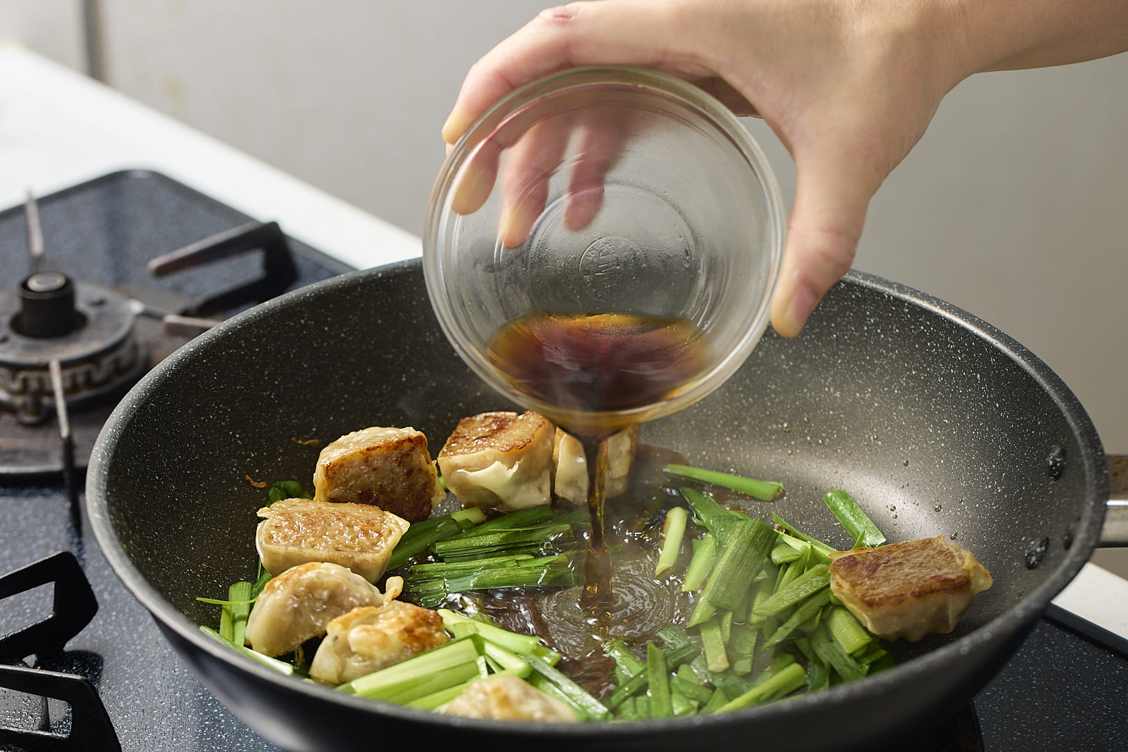 同じフライパンに残りのごま油を熱し、肉焼売を入れて表面を軽く焼く。ニラとAを加えて加熱する。