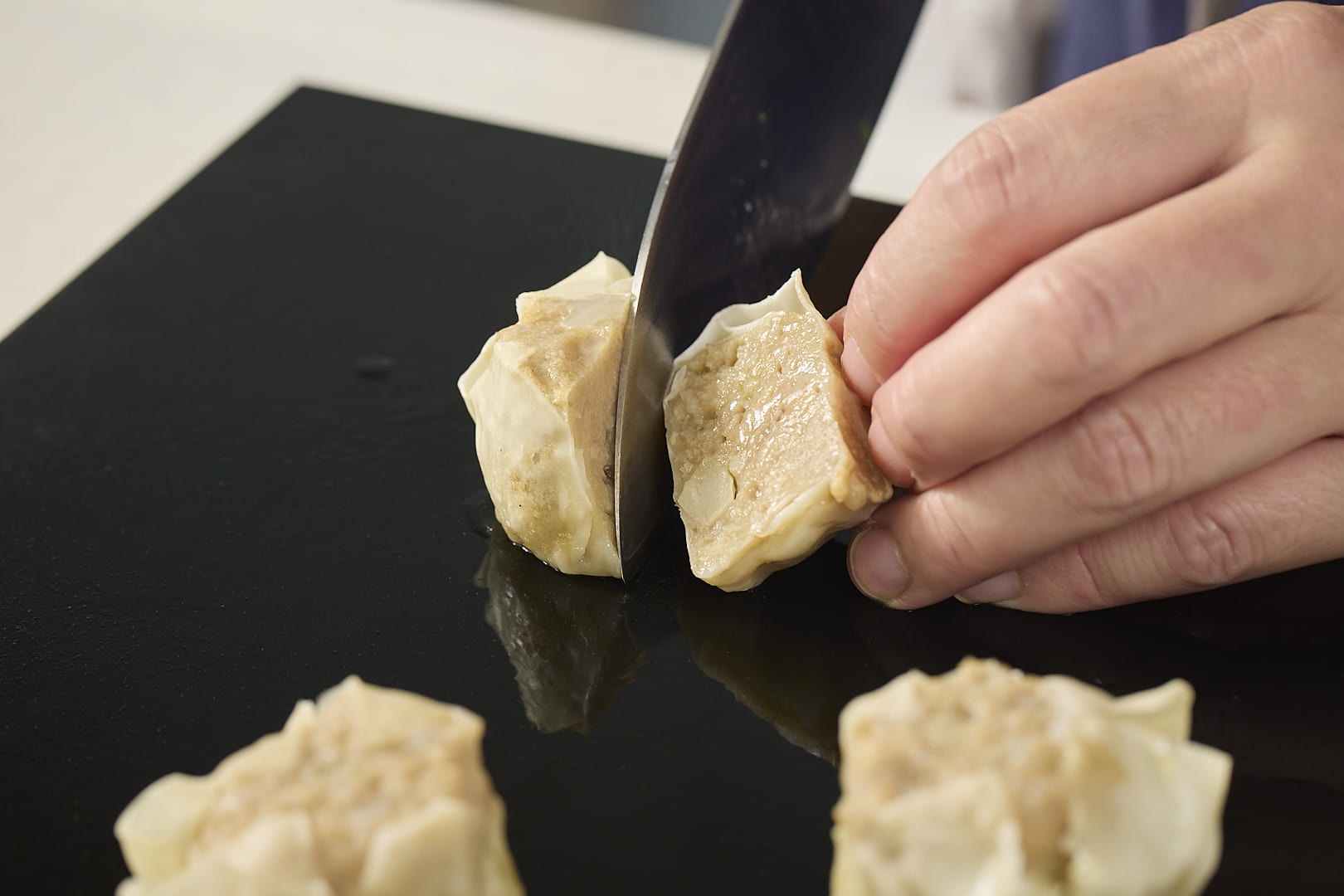 たれつき肉焼売は、600Wのレンジで1分30秒加熱し、粗熱がとれたら半分に切る。