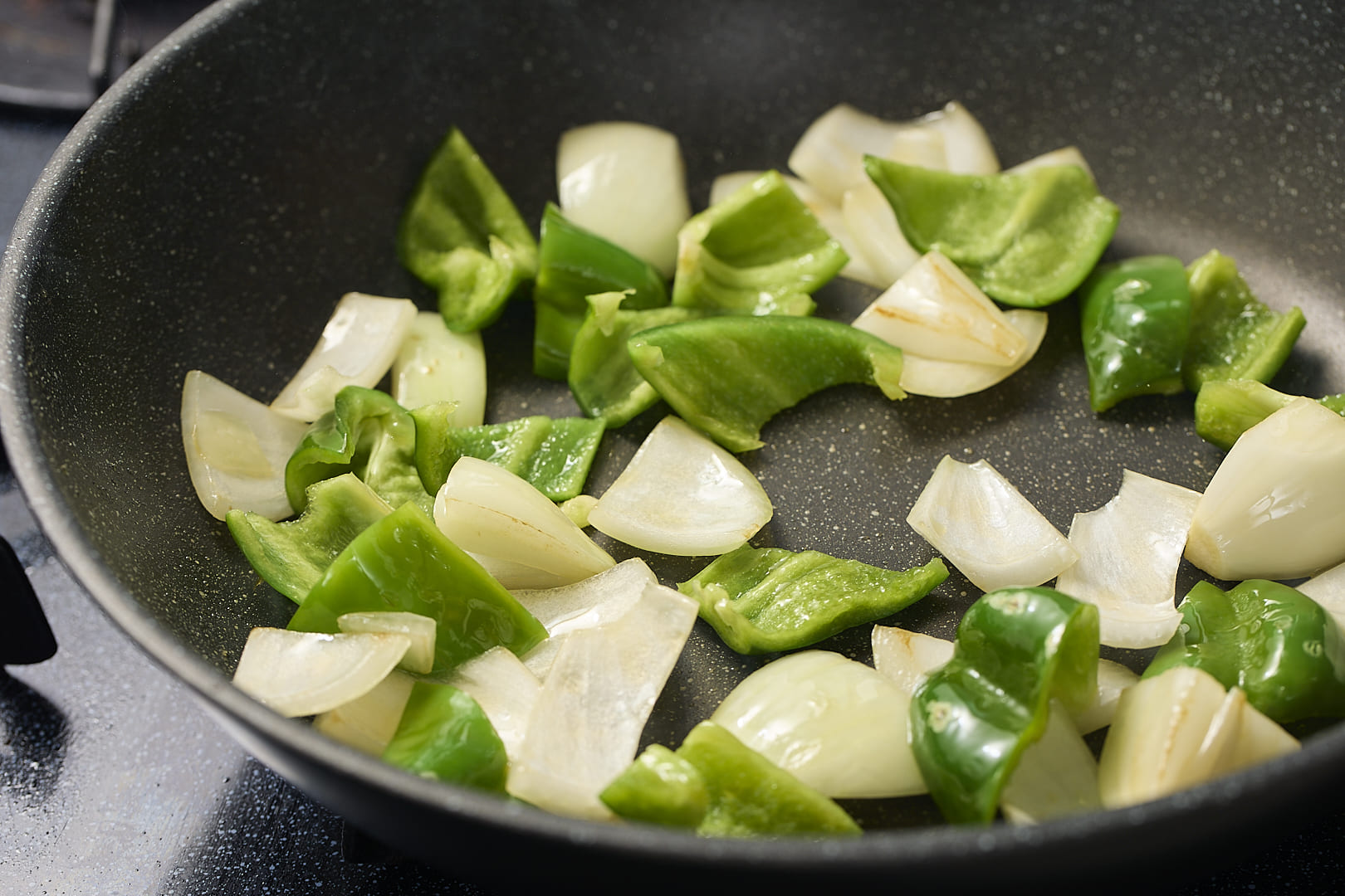 フライパンにごま油を引いて中火で熱し、1の野菜を加えて炒める。