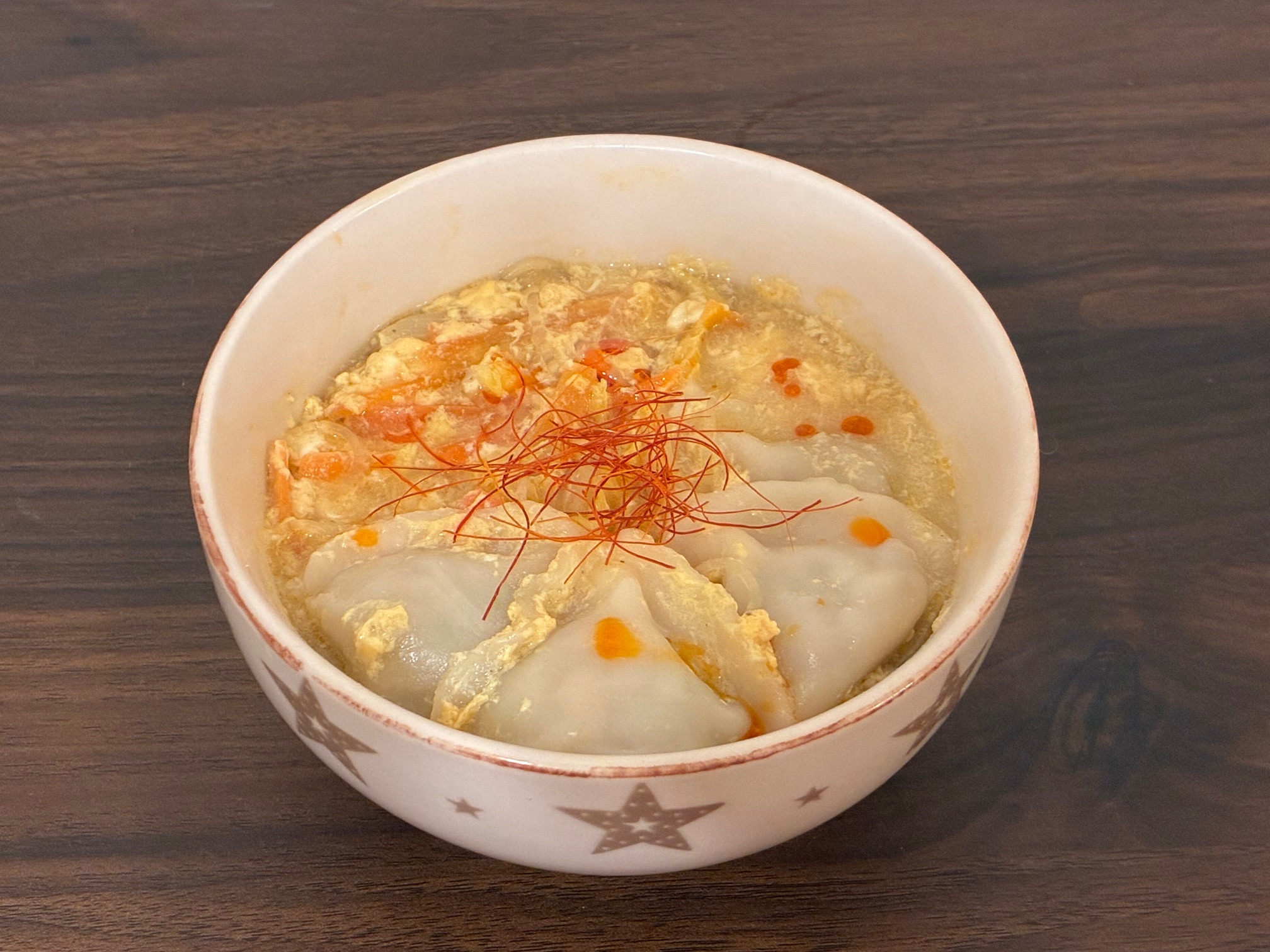 こんにゃく麺で作る<br>冷凍水餃子入り酸辣湯麺風