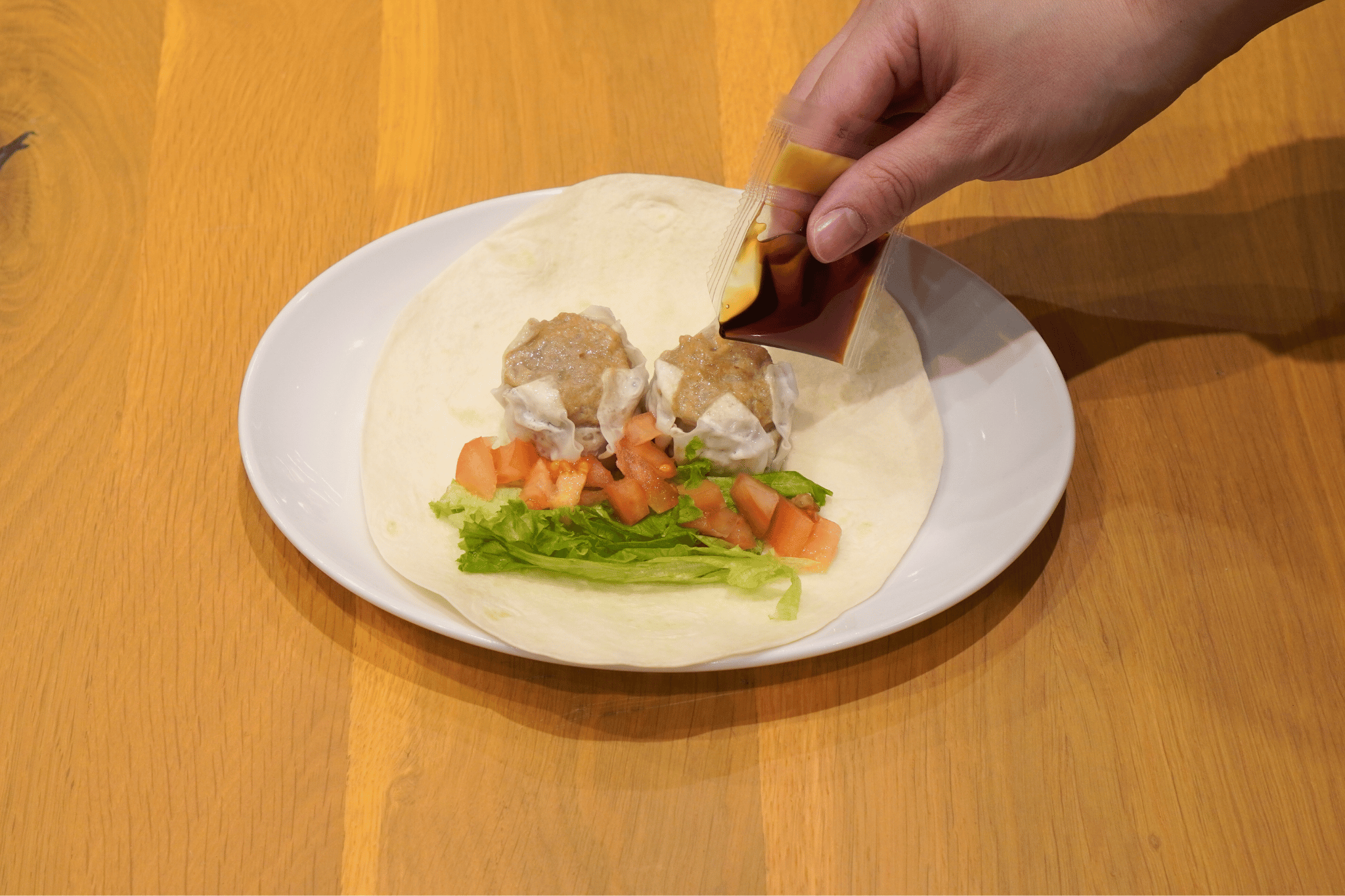 付属のたれを回しかけ、黒こしょうを振る。