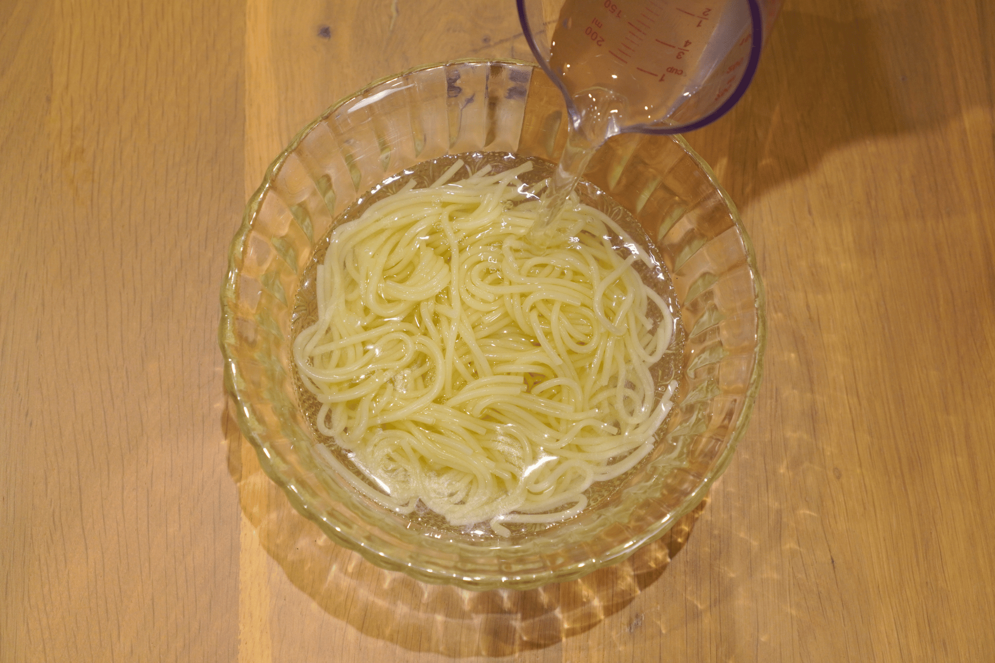 器に冷麺 →スープ→水餃子 → きゅうり・レモン・キムチの順に盛る。