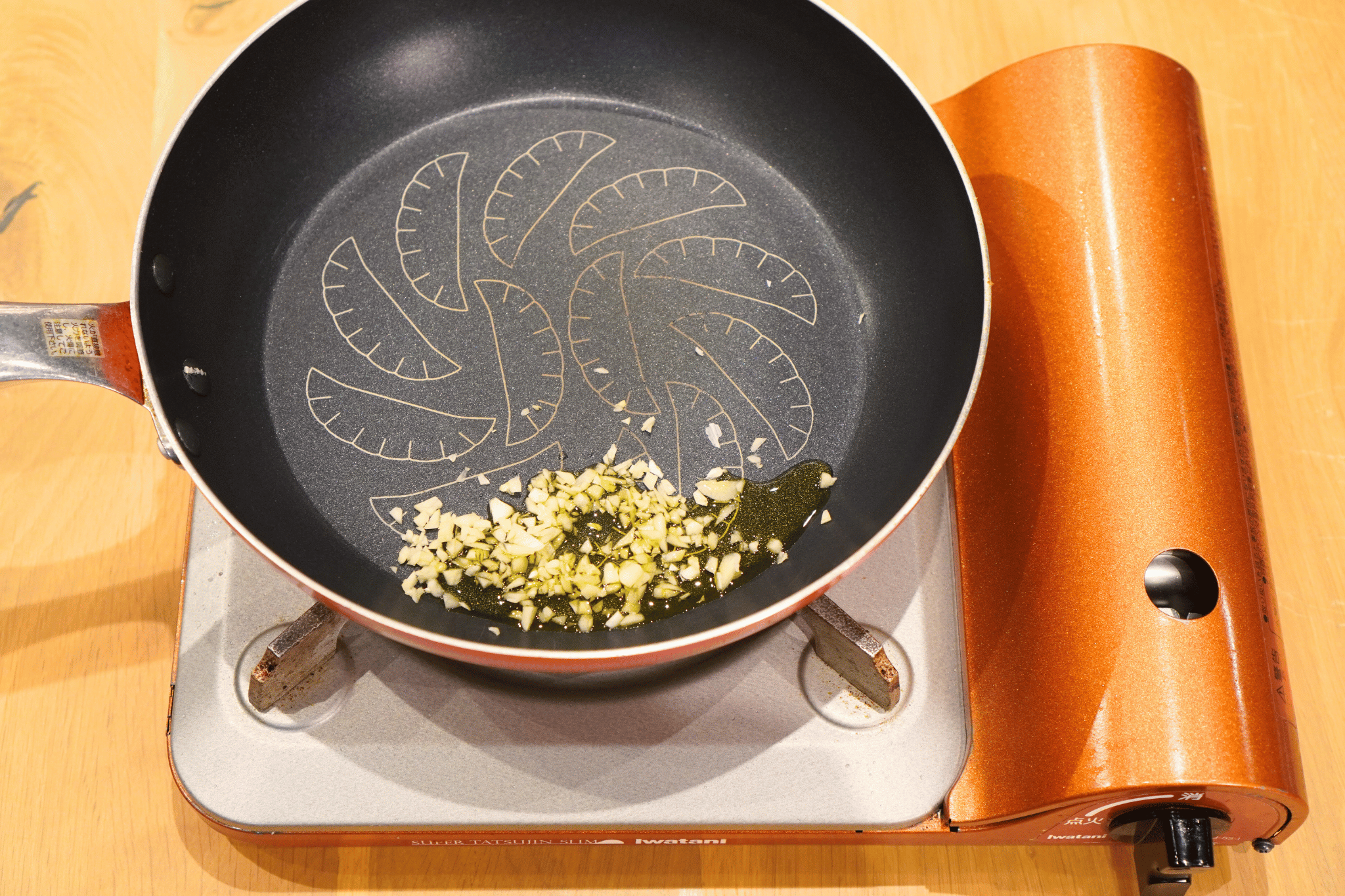 オリーブオイル、ニンニクを香りが立つまで炒め、いったん取り出す