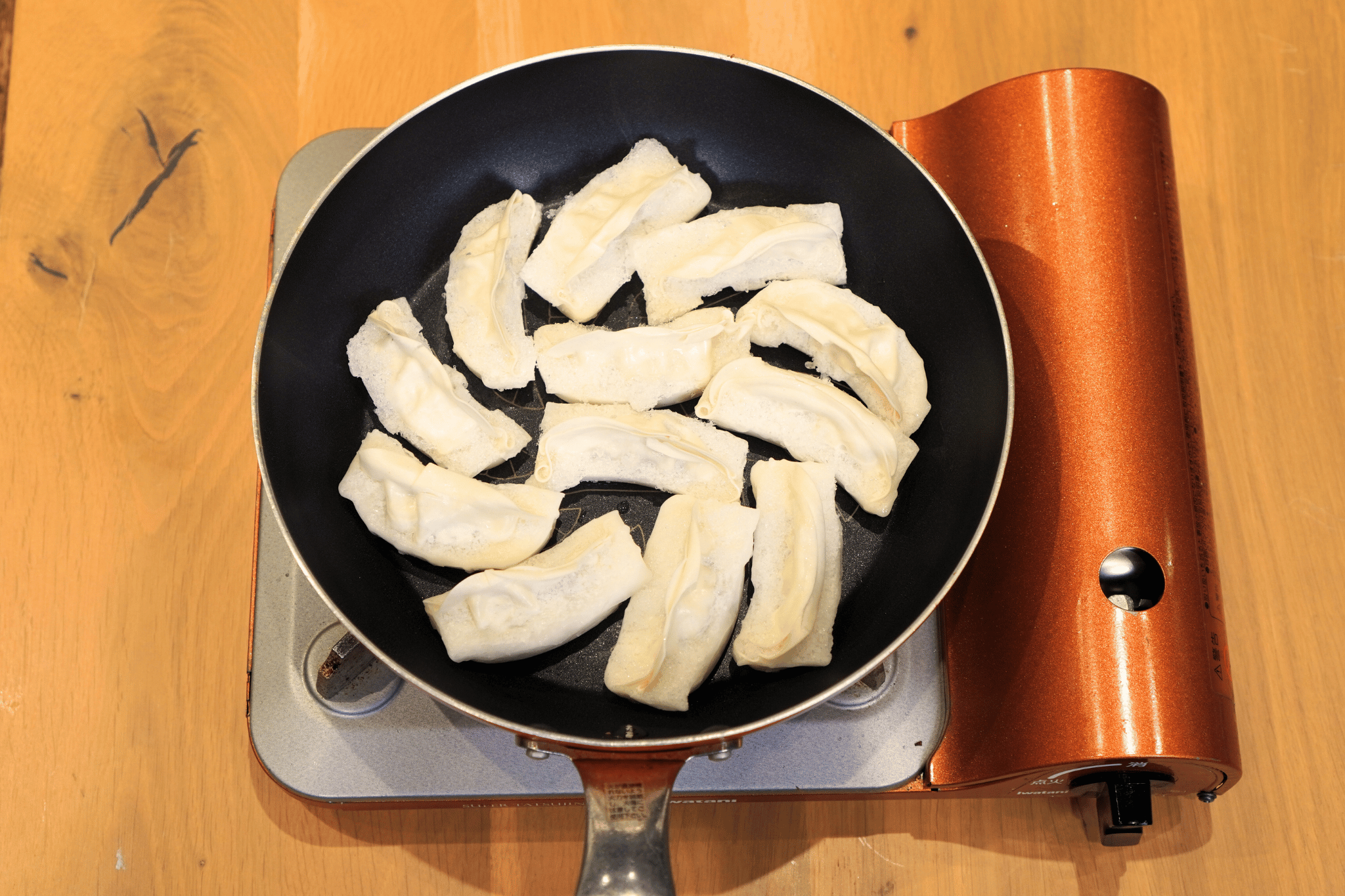 大阪王将 スタミナ肉餃子をパッケージの表示通り焼く。