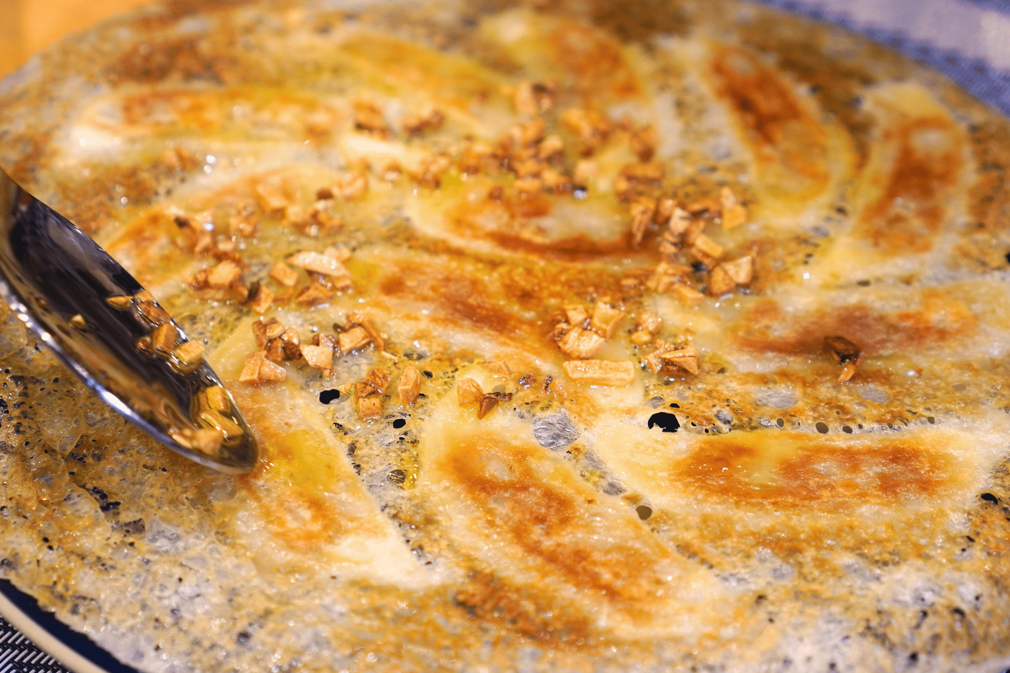 お皿にひっくり返して盛り付け、
全体に上から②のガーリックオイルを回しかける。