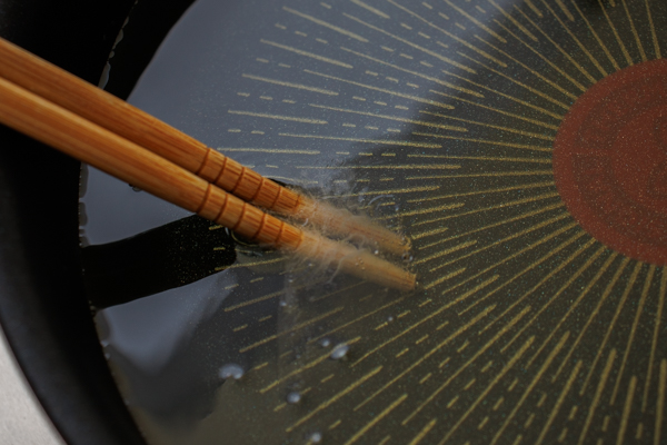 フライパンに油を入れ、170度に熱する。
【170度の確認方法】菜箸を水で濡らし、水気をふき取る。菜箸を油の中に入れ、全体から細かい泡が出てくる程度。