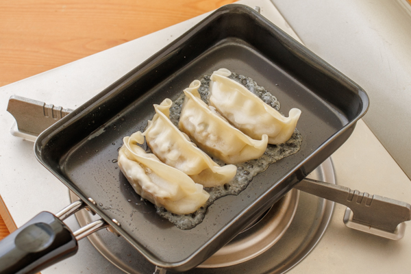 【焼き餃子】
大阪王将 羽根つき餃子をパッケージの記載どおりに焼き、器に取り出して冷ます。
※卵焼き器を使うと、少量でも調理しやすい。