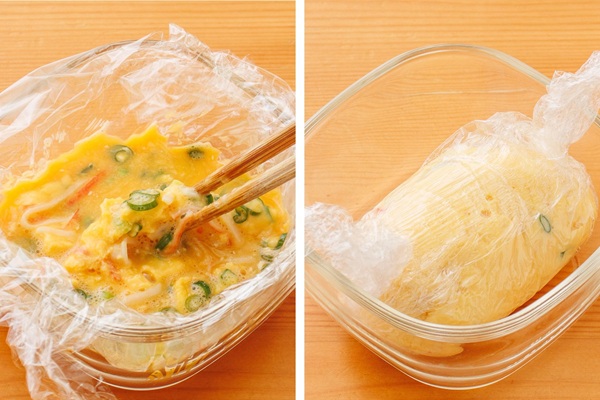 【かにかまとねぎのレンジ卵焼き】
耐熱容器にラップを敷き、材料をすべて入れてよく混ぜる。電子レンジ（600W）で約30秒加熱し、塊を箸でほぐす。ラップごと半分に折りたたみ、再び電子レンジで20～30秒、様子を見ながら加熱する。ラップの端をねじって形を整え、粗熱をとって食べやすい大きさに切る。