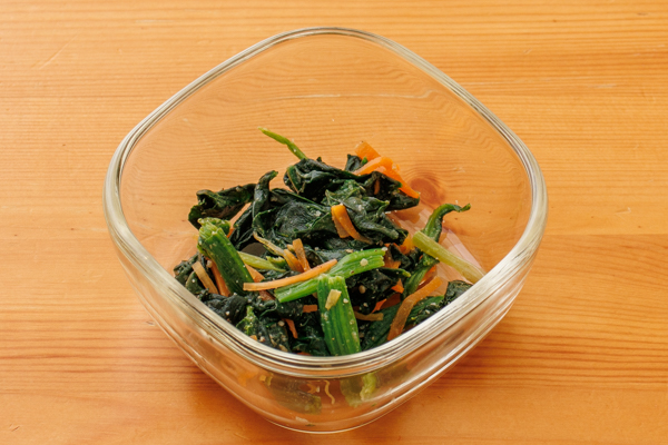 【ほうれん草とにんじんのナムル】
耐熱ボウルに材料をすべて入れ、ラップをして電子レンジ（600W）で約1分30秒加熱する。よく混ぜ、冷ましておく。