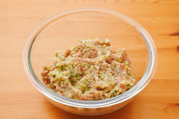 ひき肉に白菜を加え、よく混ぜる。
