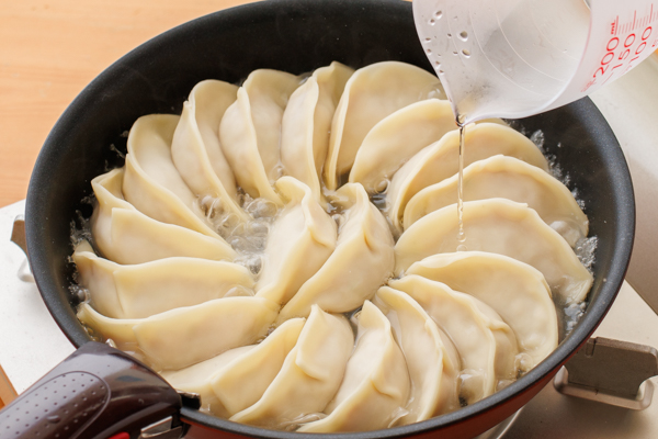 フライパンにサラダ油を入れ中火にかけ、餃子を並べる。水100ml(分量外)を入れてフタをし、約4分蒸し焼きにする。フタをとって水気を飛ばし、焼き目をつける。お好みで酢じょうゆを添える。