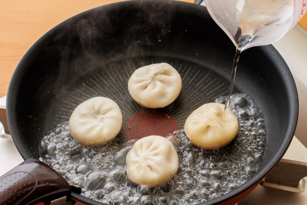 水50mlを入れてフタをし、中火のまま約4分蒸し焼きにする。
