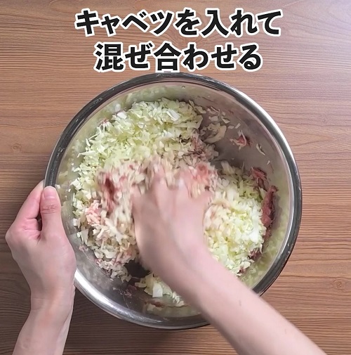 キャベツを入れて混ぜ合わせます。
