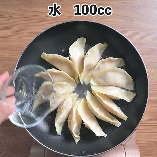 水100CCを加えます。