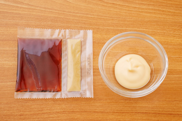 【からしマヨだれ】
器にマヨネーズ小さじ1と付属のからし1袋を入れてよく混ぜ、付属のタレ1袋を少しずつ加えて混ぜ合わせる。
