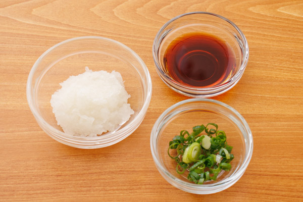 【おろしポン酢だれ】
器に大根おろし大さじ1、ポン酢しょうゆ小さじ2を入れ、小ねぎ(小口切り)少々をのせる。