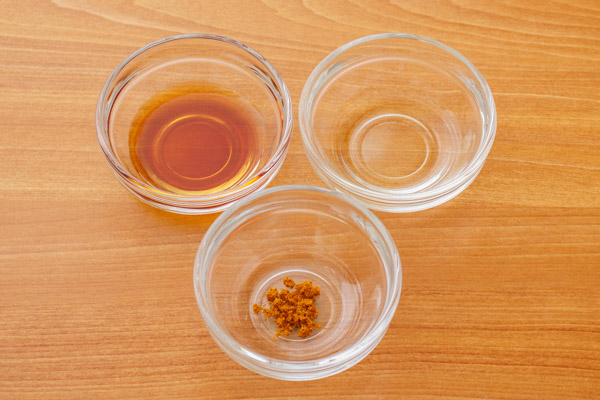 【和風カレーだれ】
器にめんつゆ(2倍濃縮)小さじ1、酢小さじ1、カレー粉少々を入れ、混ぜ合わせる。