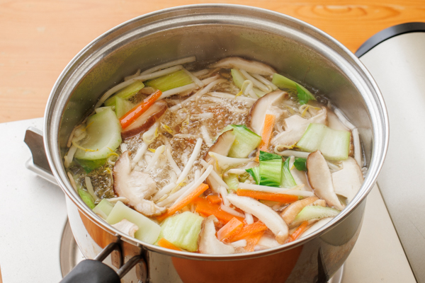 鍋にAを入れて火にかけ煮立たせ、もやし、にんじん、しいたけ、チンゲン菜の茎を入れる。