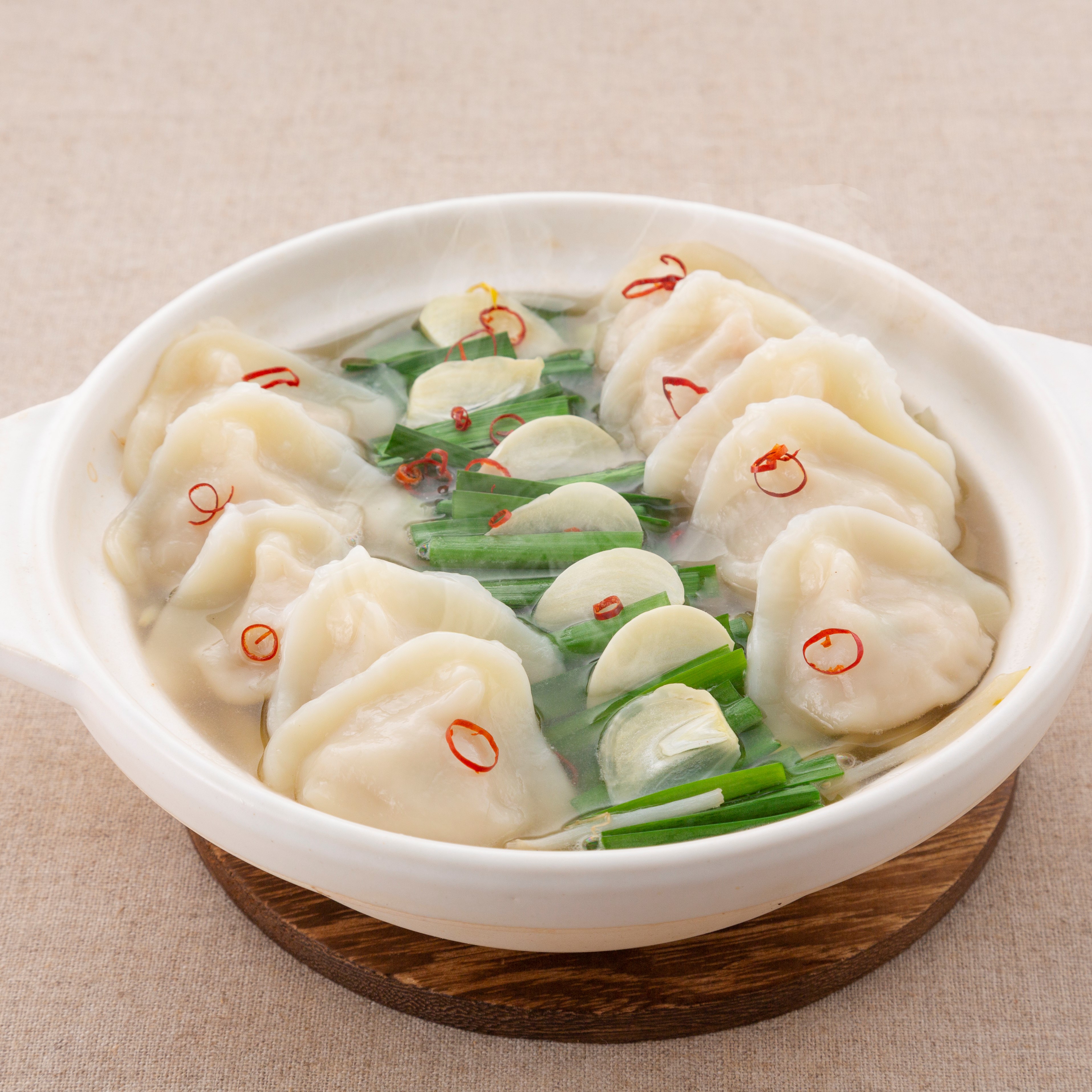 ぷるもち水餃子と<br>たっぷりニラキャベツの<br>やみつき無限鍋