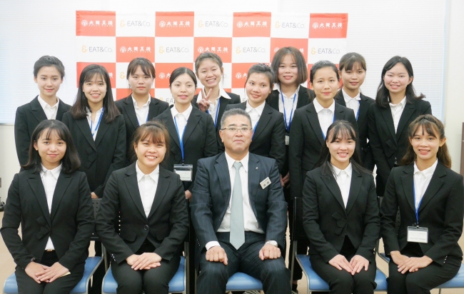 集合写真(代表の仲田と技能実習生14名)